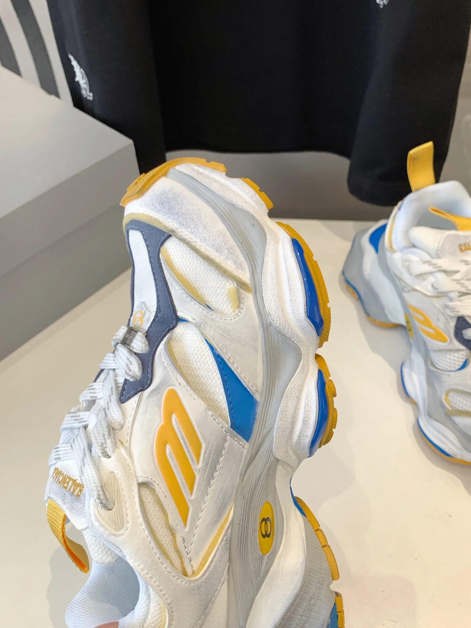 👟👟Ex-factory price 820👟👟 Paris 5XL correct version Balenciaga CARGO 23ss catwalk style 🔺 ℹ️The distressing process is done by hand. The degree of distress, scratch size and range of each shoe has a certain difference, which is normal. The upper is filled with high-density imported sponge, and the tongue is embroidered with Balenciaga words, as well as small engraving details. This plaque is developed by a separate mold, and there is 3M reflective material on the side. The three-dimensional logo and size mark on the heel, accessories dust bag and included shoelaces are upgraded and thickened shoe boxes. They are all made of original files and original lasts. CNC developed 1:1 proportion weight. Original EVA environmentally friendly deodorizing ring type insole. Newly developed 7-layer private mold. Combined anti-slip outsole. Information ℹ️ A large version design that has become more popular in recent years. This cargo is fatter than 3xl. It has a very good wrapping feel and is also very retro and fashionable. The sole is definitely very wear-resistant. Size: 35 -46